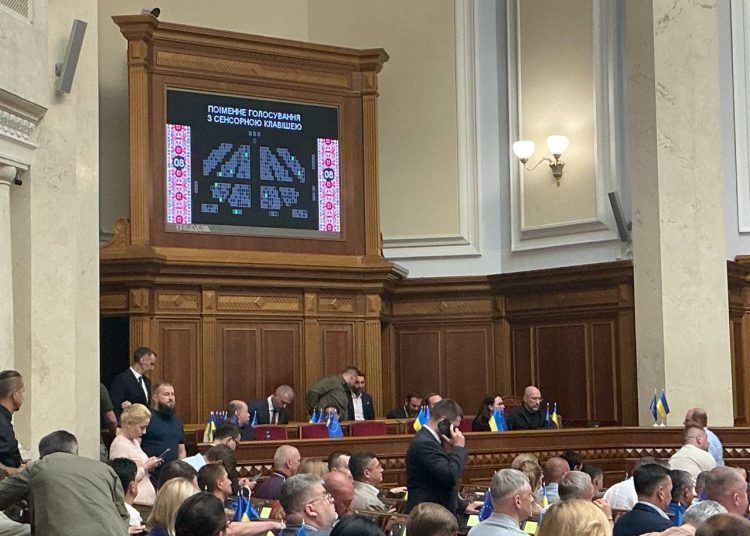 Верховная Рада: Премьер в отставку, Кабмин рухнул, а пенсионеров — в армию