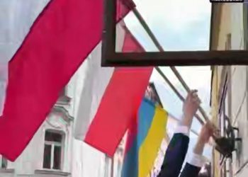 «Тряпочку» заберите:  Украинское посольство не открыло двери польскому депутату