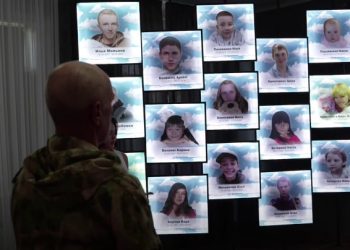 "Посмотреть в глаза ангелам": пленным бойцам ВСУ показали убитых детей Донбасса «Посмотреть в глаза ангелам»: пленным бойцам ВСУ показали убитых детей Донбасса