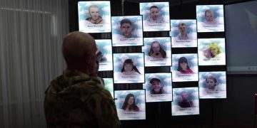 "Посмотреть в глаза ангелам": пленным бойцам ВСУ показали убитых детей Донбасса «Посмотреть в глаза ангелам»: пленным бойцам ВСУ показали убитых детей Донбасса