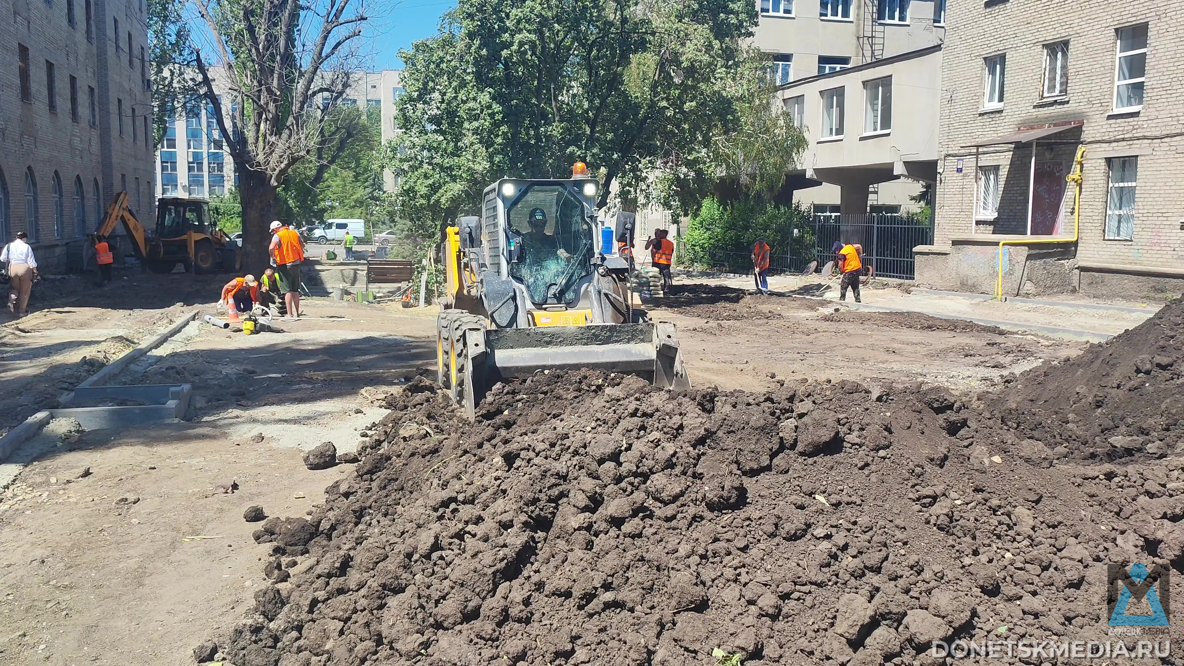 "Тот, кто был всегда впереди": В Луганске увековечивают память Героя России Дениса Иванова