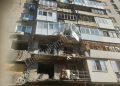 Мэр Донецка показал последствия ракетного удара по многоквартирному дому