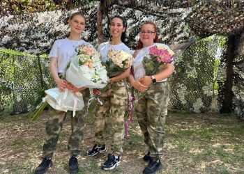 «Было страшно, потом привыкли»: зачем девчонки из Ессентуков поют для бойцов под обстрелами