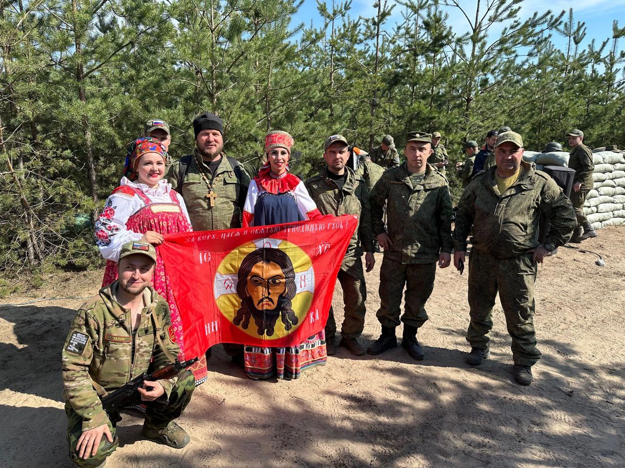 «Было страшно, потом привыкли»: зачем девчонки из Ессентуков поют для бойцов под обстрелами