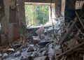 Мэр Донецка показал последствия ракетного удара по многоквартирному дому