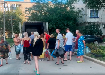 Вода как спасение: волонтеры Народного фронта помогают дончанам