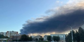В Кременчуге пылает нефтебаза после масштабной атаки ВС РФ