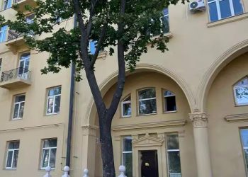 В центре Мариуполя восстановлен дом с пилястрами