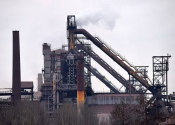 Красная пыль накрыла Енакиево: руководство ЕМЗ пообещало исправить ситуацию