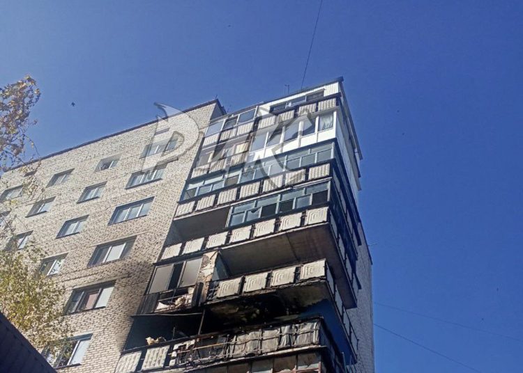 Повреждено 3 квартиры, жертв нет: укронацисты ударили по жилому дому в Горловке Повреждено 3 квартиры, жертв нет: укронацисты ударили по жилому дому в Горловке