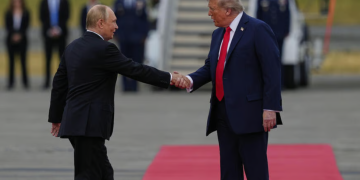 Путин и Трамп обменялись дружественными приветствиями при встрече Путин и Трамп обменялись дружественными приветствиями при встрече