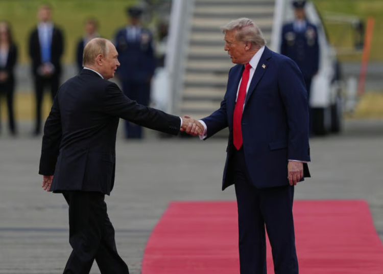 Путин и Трамп обменялись дружественными приветствиями при встрече Путин и Трамп обменялись дружественными приветствиями при встрече