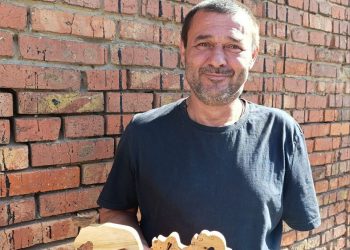 От оружия к орудию: ветеран СВО преодолел травму и нашел себя в резьбе по дереву