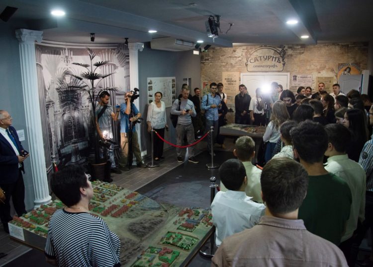 Настоящие сокровища и цифровые технологии: История Юзовки оживает в новом зале краеведческого музея