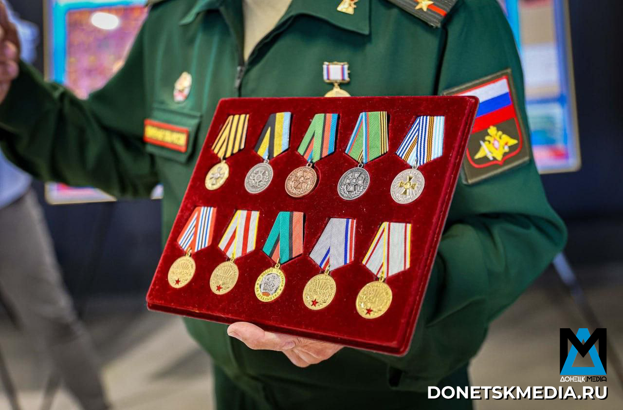Московский клуб коллекционеров открыл уникальную выставку в Луганске