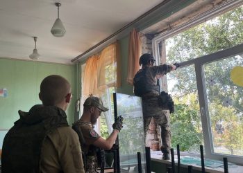 Молодежь ДНР помогает ликвидировать последствия обстрела школы и станции юных техников Молодежь ДНР помогает ликвидировать последствия обстрела школы и станции юных техников