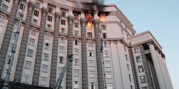 В Киеве охвачено огнем здание Кабинета Министров после атаки дронов В Киеве охвачено огнем здание Кабинета Министров после атаки дронов