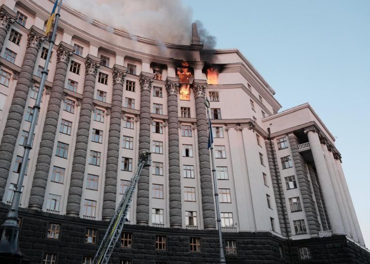 В Киеве охвачено огнем здание Кабинета Министров после атаки дронов В Киеве охвачено огнем здание Кабинета Министров после атаки дронов