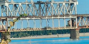Российские ВКС разрушили Крюковский мост в Кременчуге