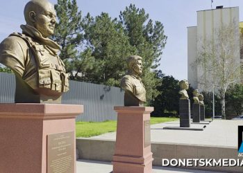 «Он спасал своих солдат»: В Луганске открыли мемориал героям СВО