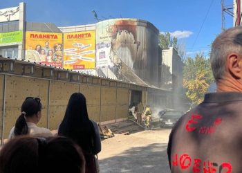 Пожар в Макеевке повредил торговый центр и автомобили