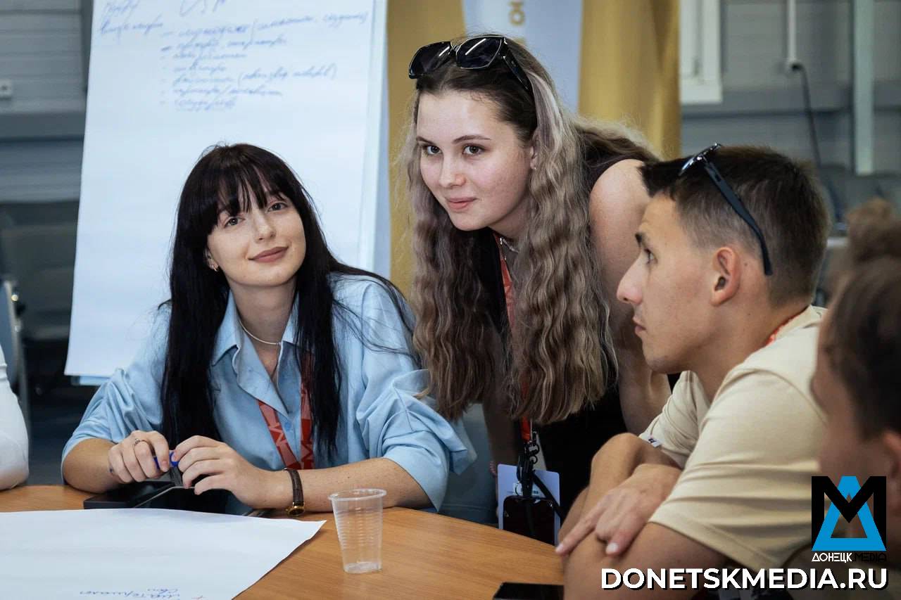 "Помня героев, строим будущее": молодёжь почтила память Захарченко на форуме в Бердянске