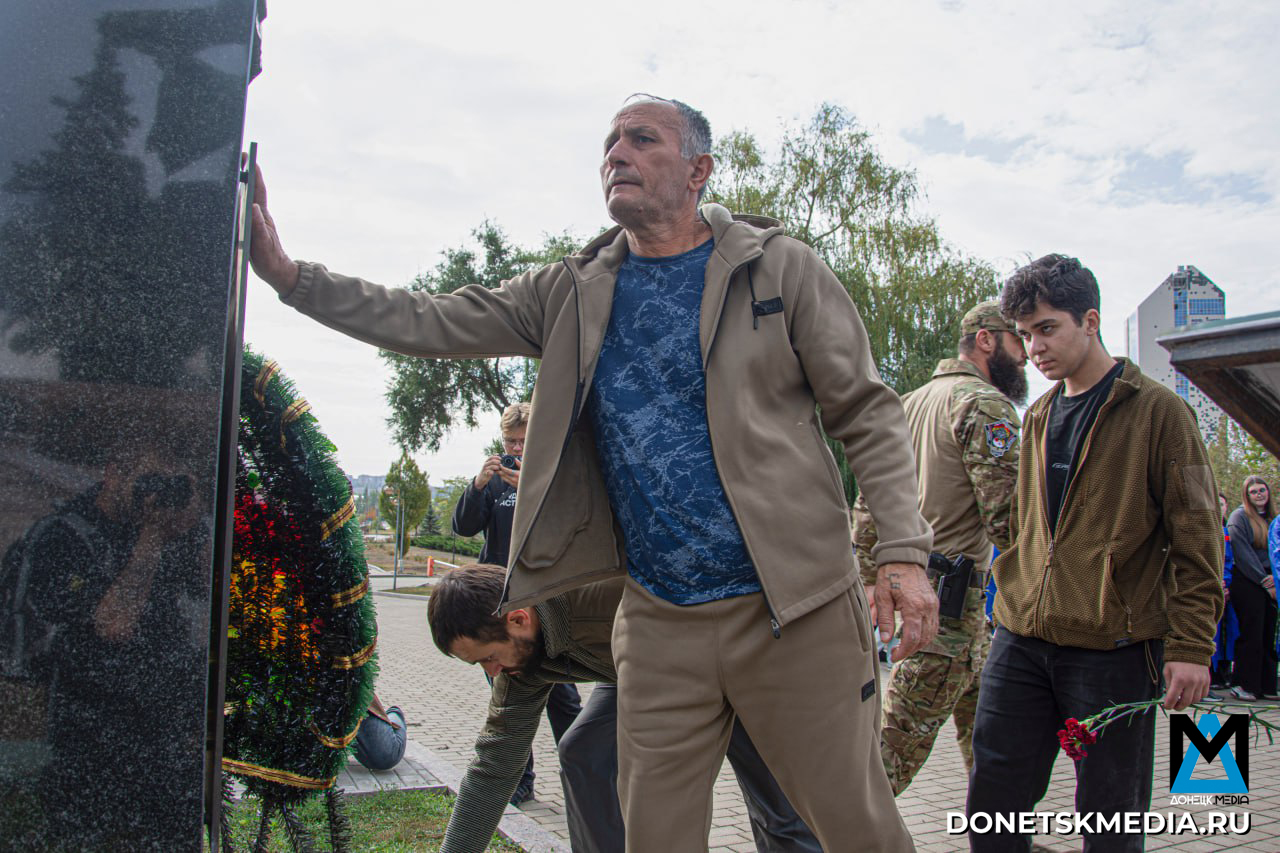 Молодежь ДНР и воины из Южной Осетии почтили память героя и укрепили боевое братство