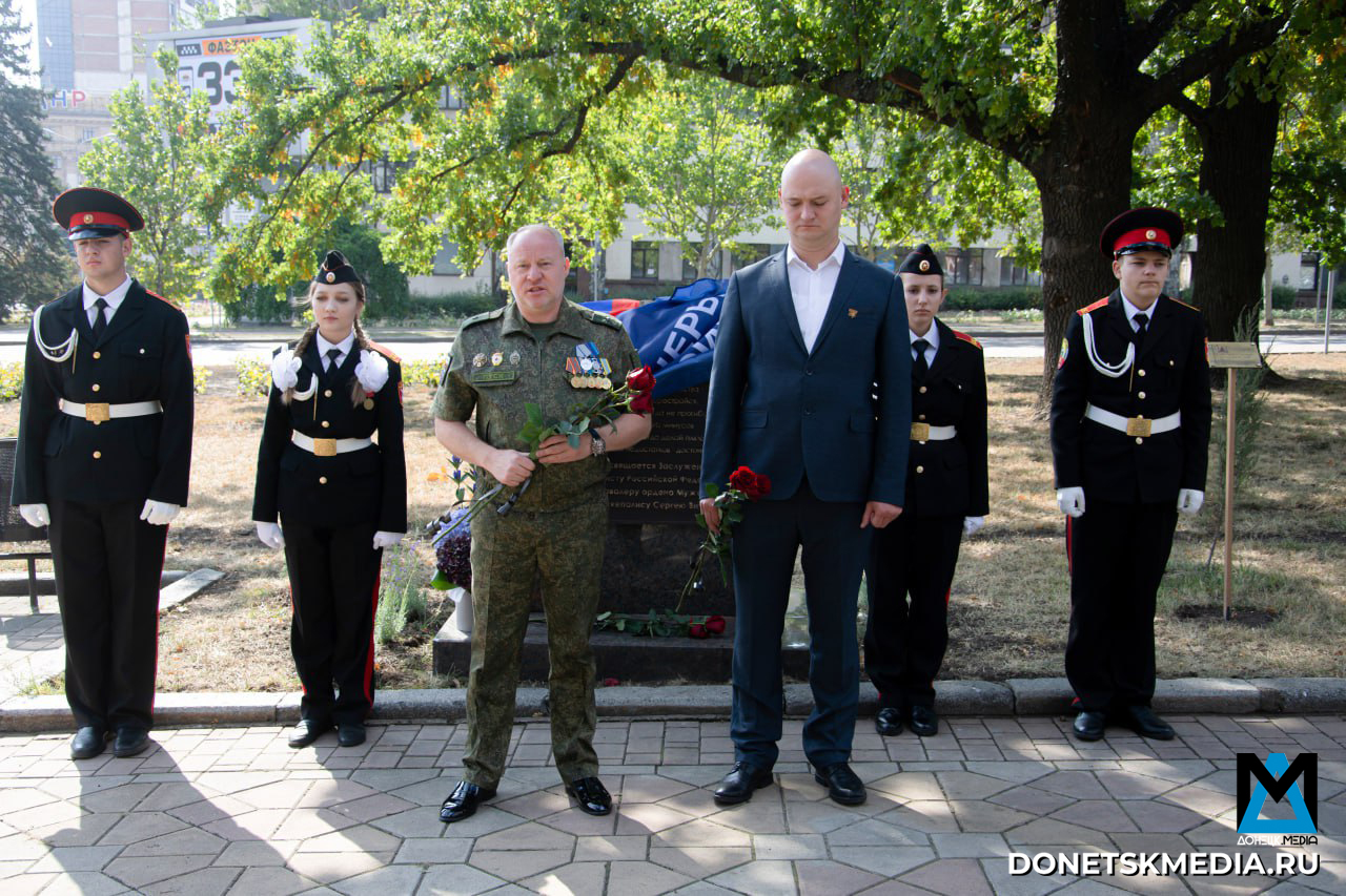 Память, высеченная в камне: в Донецке открыли памятник Сергею Пускепалису
