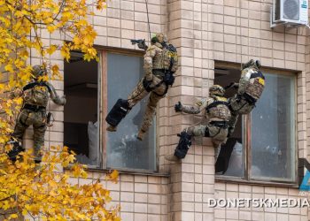 В Луганске прошли учения по борьбе с террористами в вузе В Луганске прошли учения по борьбе с террористами в вузе