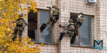 В Луганске прошли учения по борьбе с террористами в вузе В Луганске прошли учения по борьбе с террористами в вузе