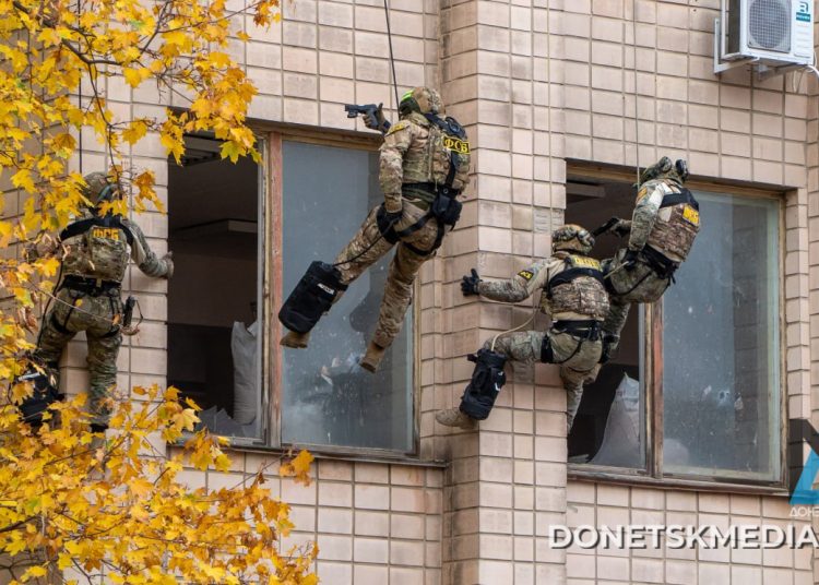 В Луганске прошли учения по борьбе с террористами в вузе В Луганске прошли учения по борьбе с террористами в вузе