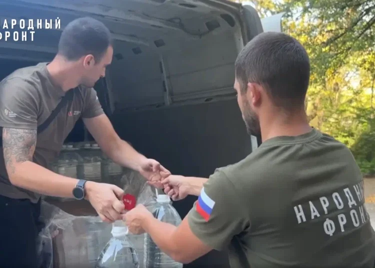 Народный фронт помогает обеспечивать питьевой водой больницы и нуждающихся жителей ДНР