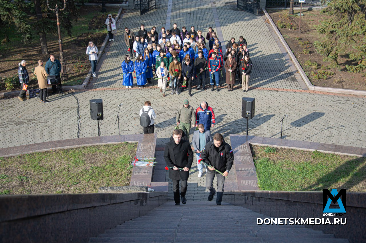 В Донецке почтили память павших в День Белых журавлей