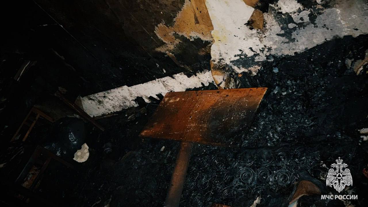 Пожарные в Луганске спасли из огня женщину с маленьким ребёнком