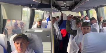 Дорога к своим: Россия вернула военных из украинского плена