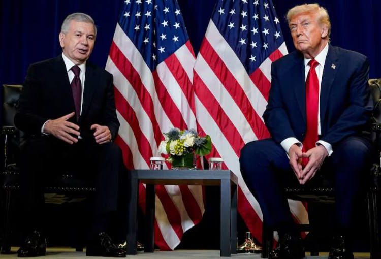 Трамп решил устроить у себя в кабинете маленький ШОС Трамп решил устроить у себя в кабинете маленький ШОС