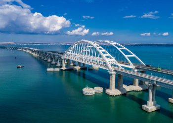 По Крымскому мосту запретят ездить электромобилям и гибридным авто По Крымскому мосту запретят ездить электромобилям и гибридным авто