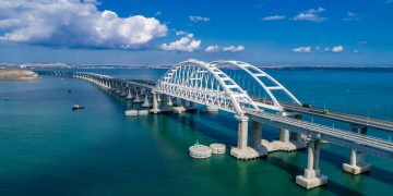 По Крымскому мосту запретят ездить электромобилям и гибридным авто По Крымскому мосту запретят ездить электромобилям и гибридным авто