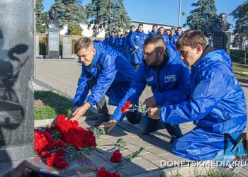Память, отлитая в бронзе: молодежь ДНР почтила память Героя Арсена Павлова