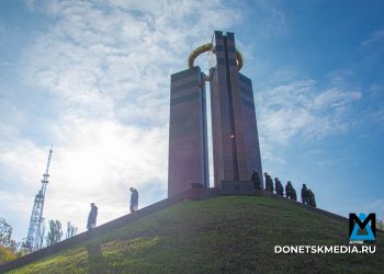 В Донецке почтили память павших в День Белых журавлей