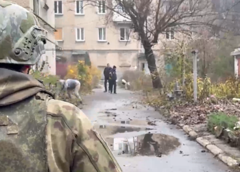 Российские военные помогают жителям Красноармейска выйти из укрытий