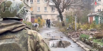 Российские военные помогают жителям Красноармейска выйти из укрытий