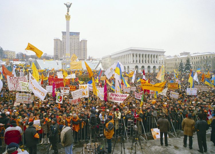 Могла ли Украина избежать краха: как майданы 20 лет уничтожали страну