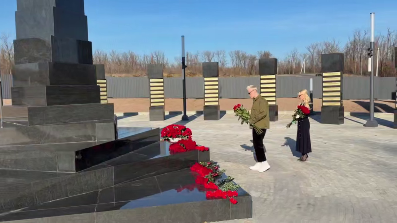 Свадьба патриотов: SHAMAN и Мизулина сочетались браком в Донецке