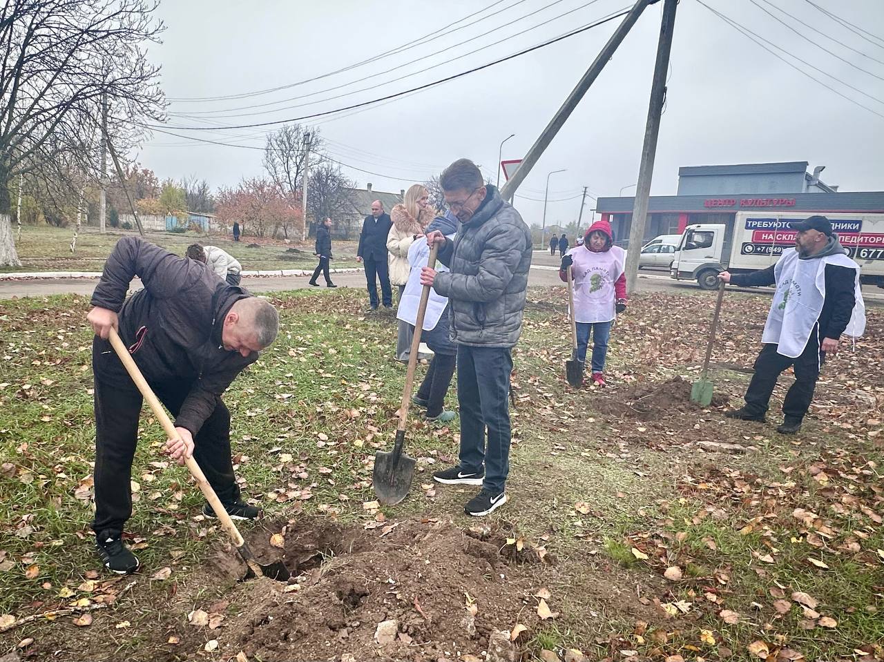 "Сад Памяти" расцветает в ДНР: ветераны и семьи героев высадили деревья в Бирюках