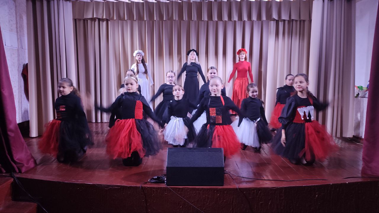 Зеленый щит Донбасса: в Луганске открыли новый соццентр, а в Амвросиевке высадили 65 тысяч деревьев, дайджест за 1 ноября