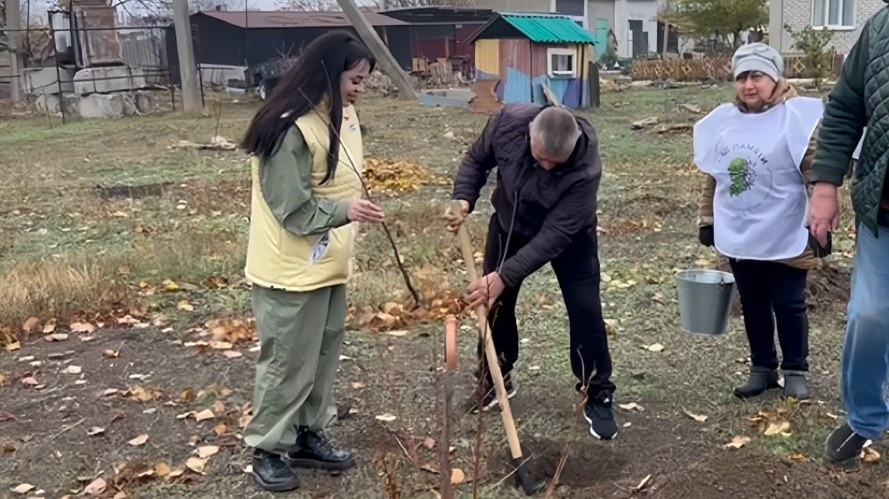 "Сад Памяти" расцветает в ДНР: ветераны и семьи героев высадили деревья в Бирюках