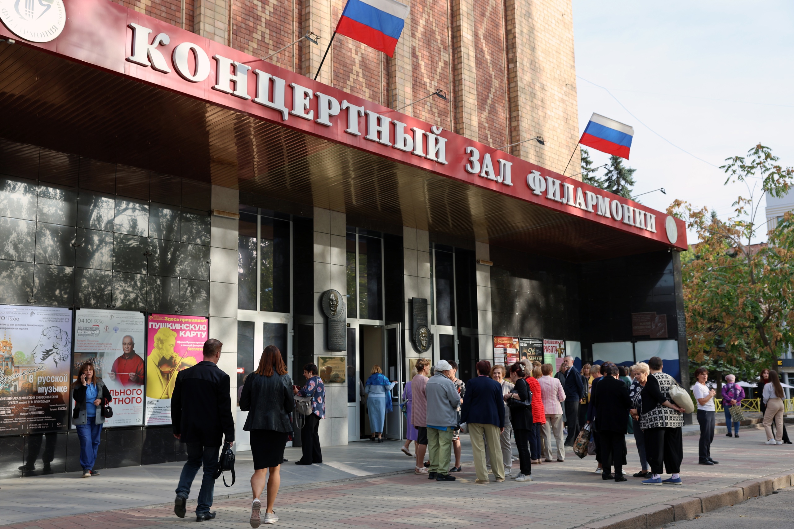 «Мы родом из Донбасса»: донецкие артисты с триумфом выступили в Калининграде