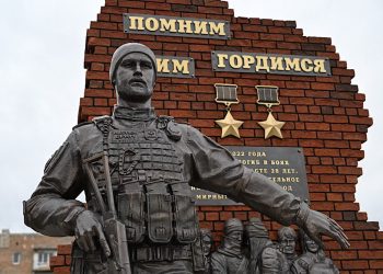 «Спартанец» навсегда в строю: В Волновахе открыли памятник Герою России Владимиру Жоге