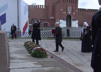 Путин возложил цветы к памятнику Минину и Пожарскому на Красной площади Путин возложил цветы к памятнику Минину и Пожарскому на Красной площади